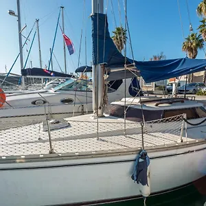 Pequeno Velero En Port Forum Ideal Backpackers , Sant Adrià de Besòs Espagne